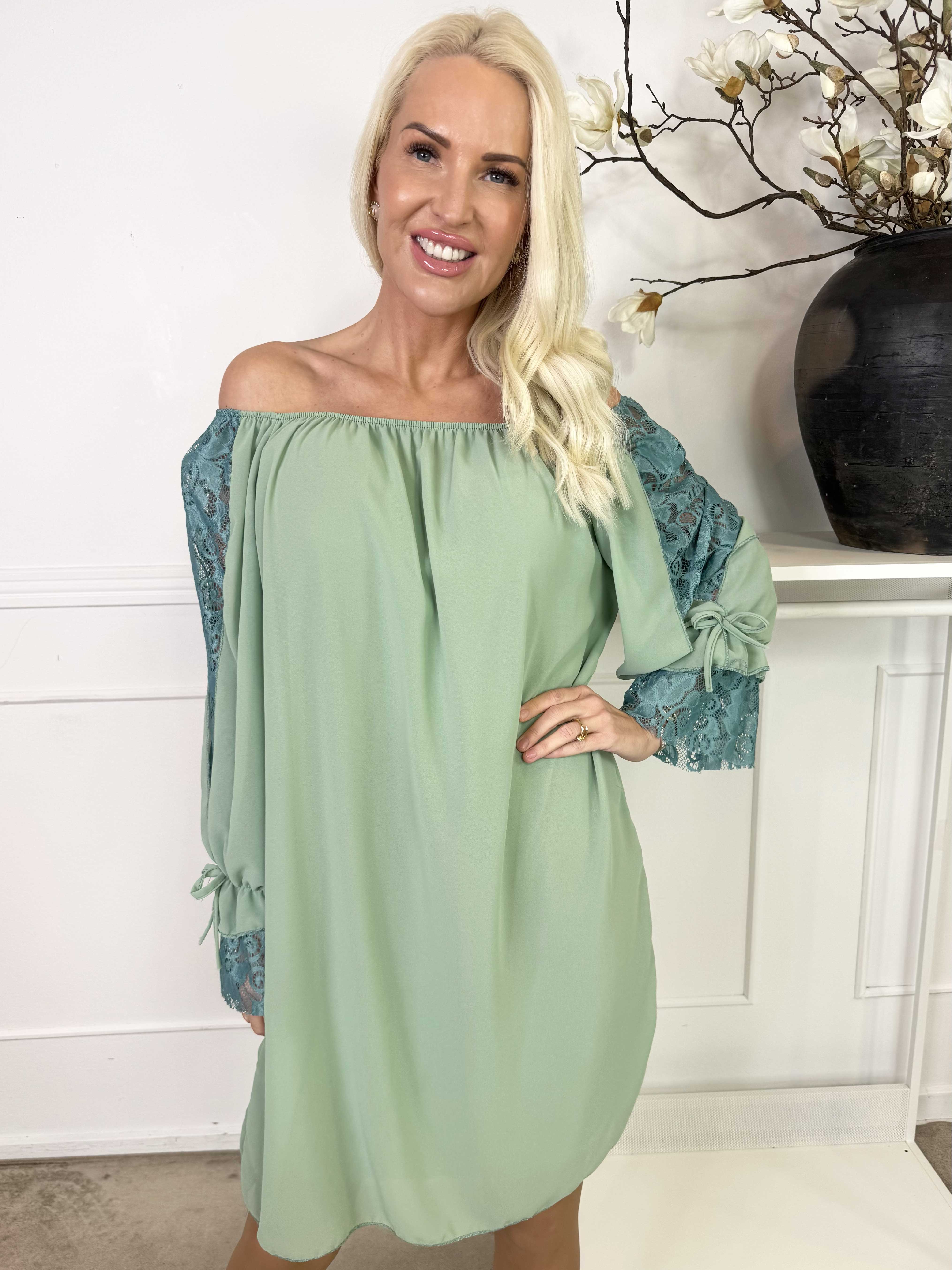 Lupita - Tunikakjole med blondeærmer